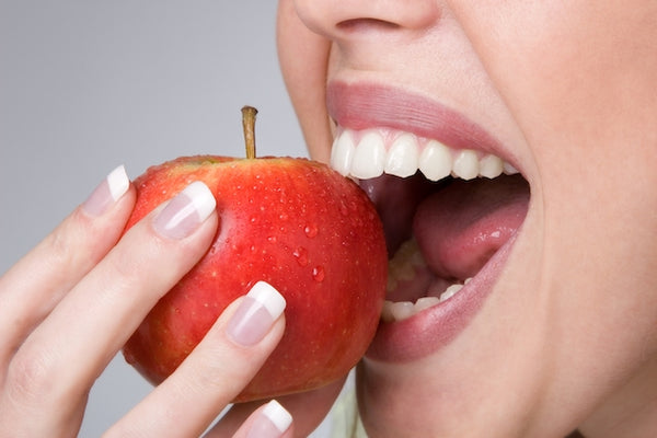 Dentes saudáveis exigem uma alimentação balanceada: confira!