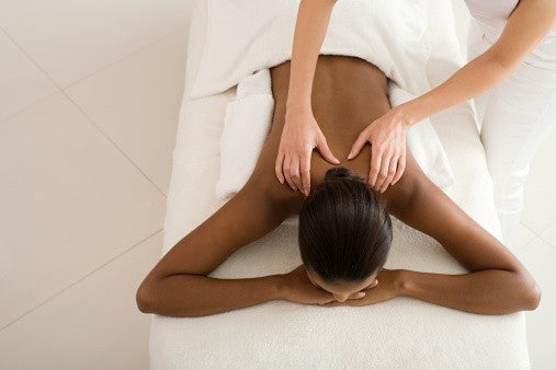 Lupita Nyong’o usa óleo natural para manter a pele hidratada